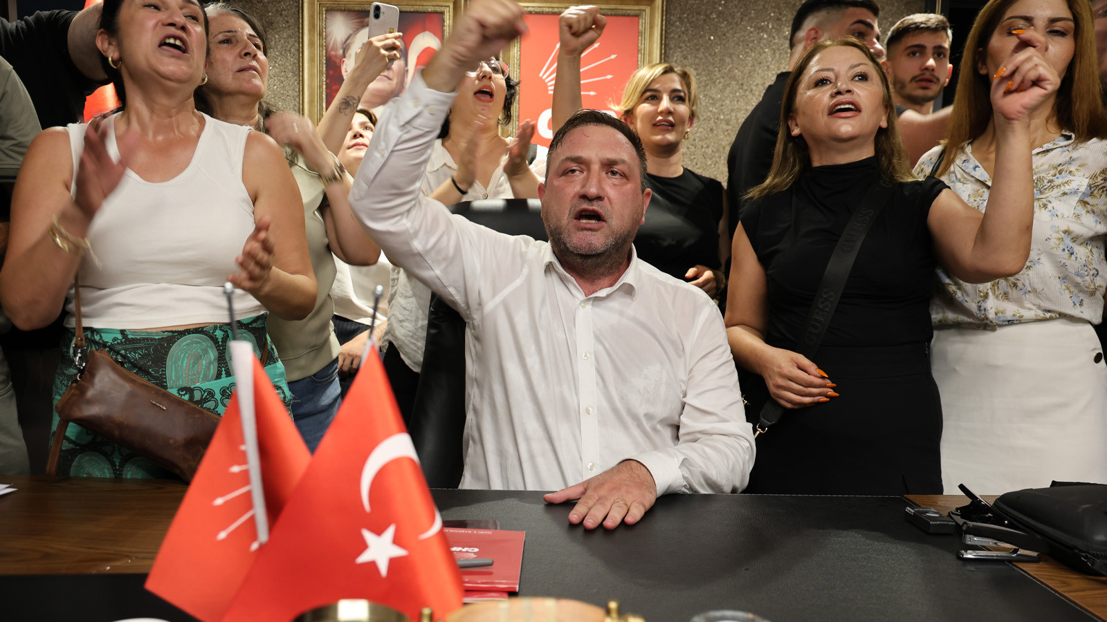 CHP İzmir İl Başkanlığında Gergin Anlar