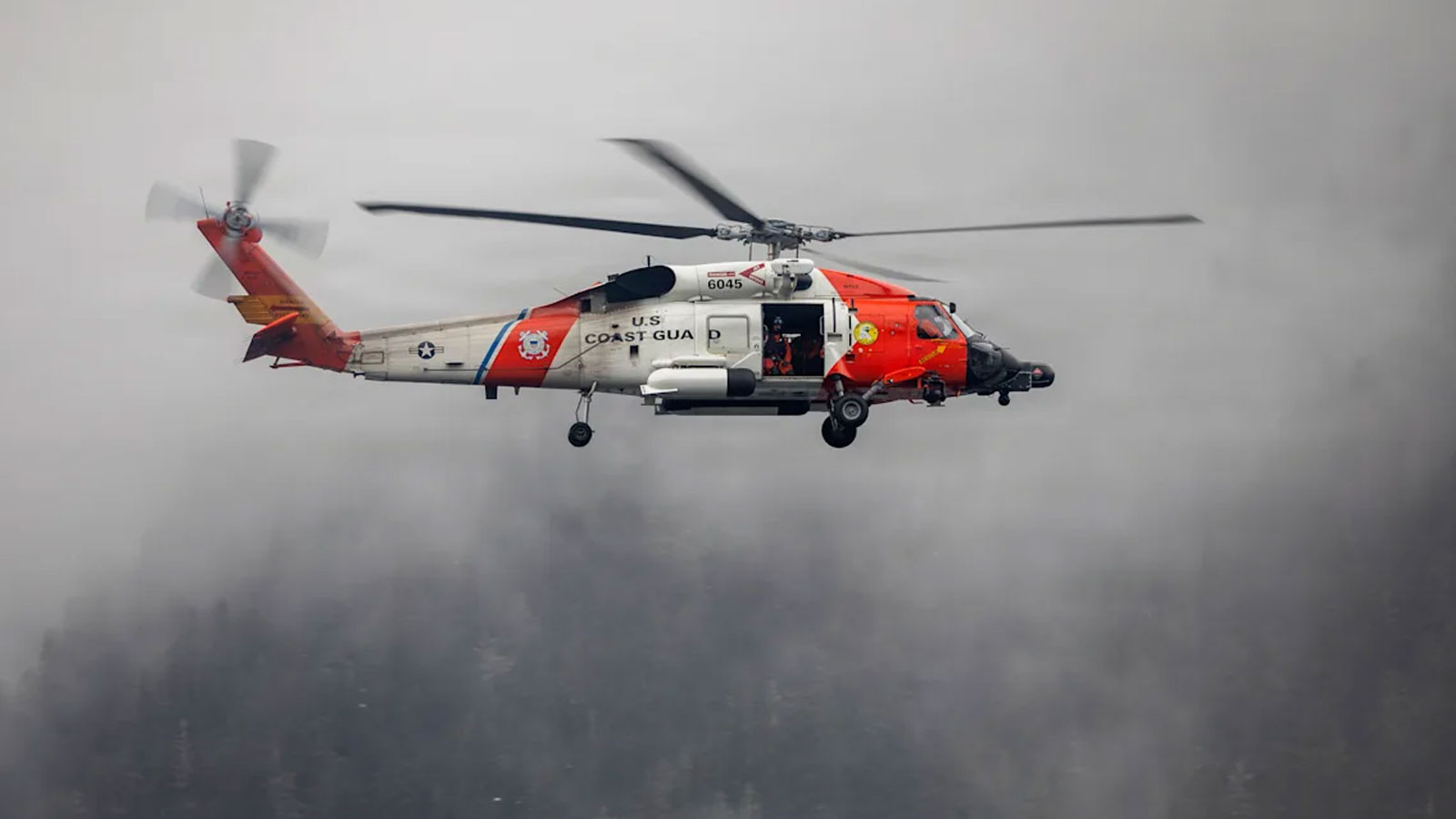 ABD'de Sahil Güvenlik helikopteri, Alaska'da eğitim uçuşu sırasında düştü