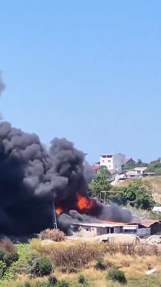 Sultangazi'de metruk binada başlayan yangın ormanlık alana sıçradı - Resim : 1