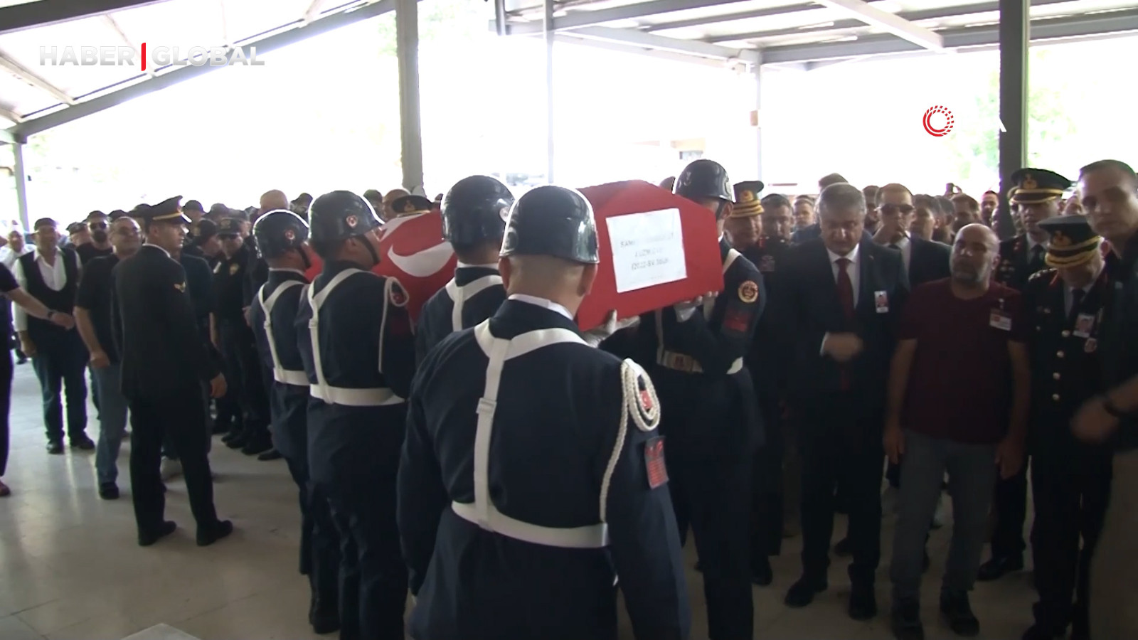 Şehit babası yürekleri dağladı, oğlunun tabutuna koşup öptü