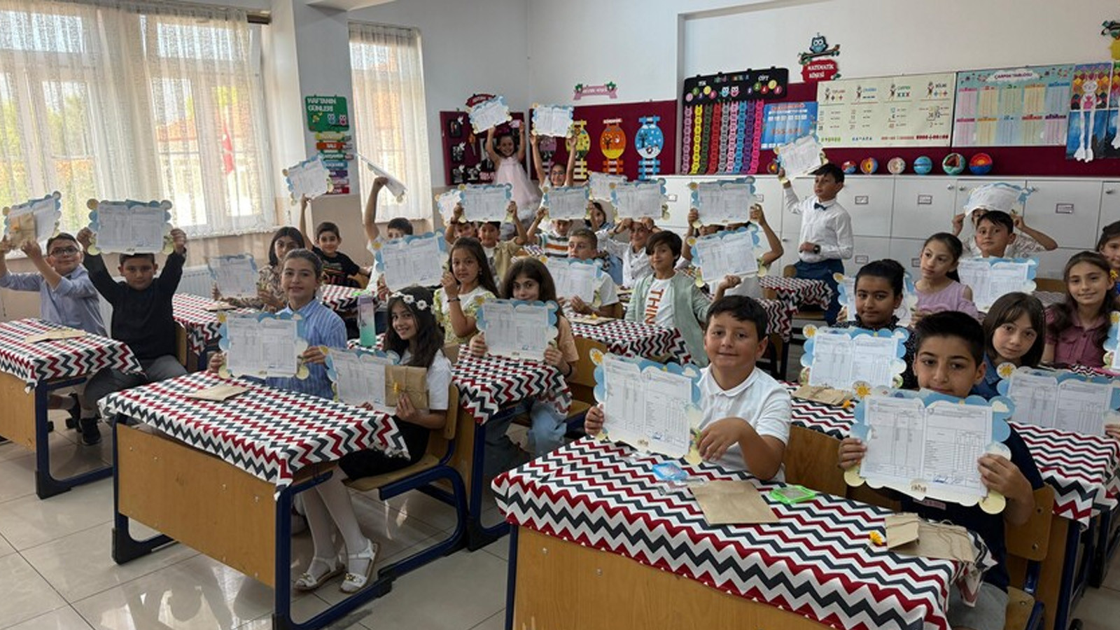Okullarda Karne Sevinci: 18 Milyon Öğrenci Tatile Giriyor