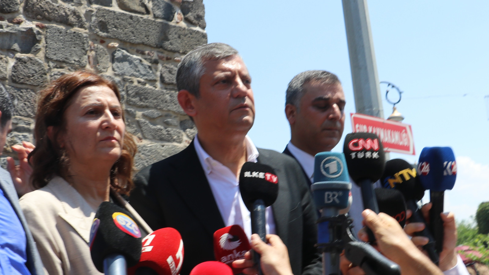 Özgür Özel: Kayyumdan sonra binaları geride bıraktık, yürüyoruz