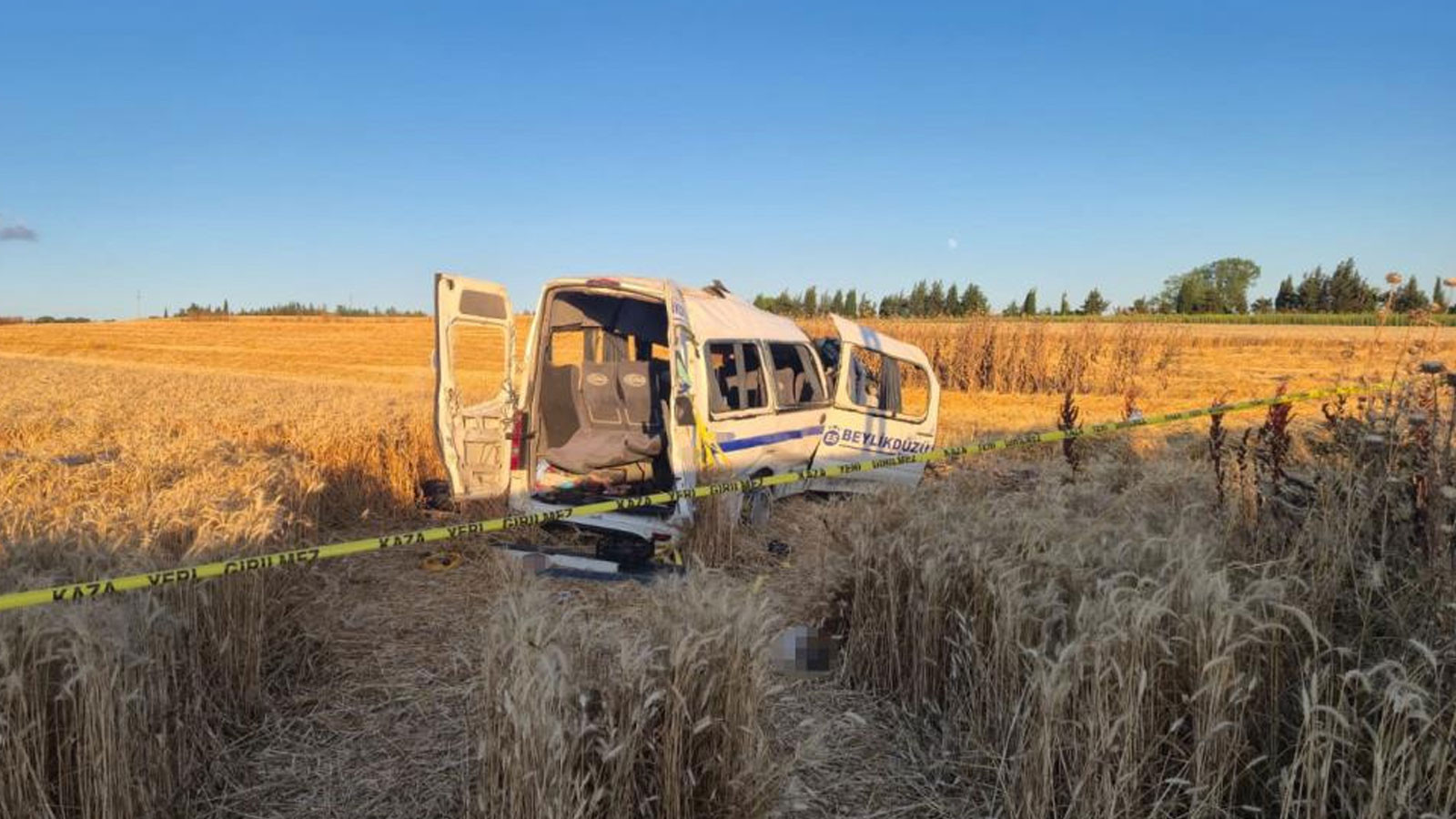 Silivri'de minibüs tarlaya uçtu: 2 ölü, 10 yaralı