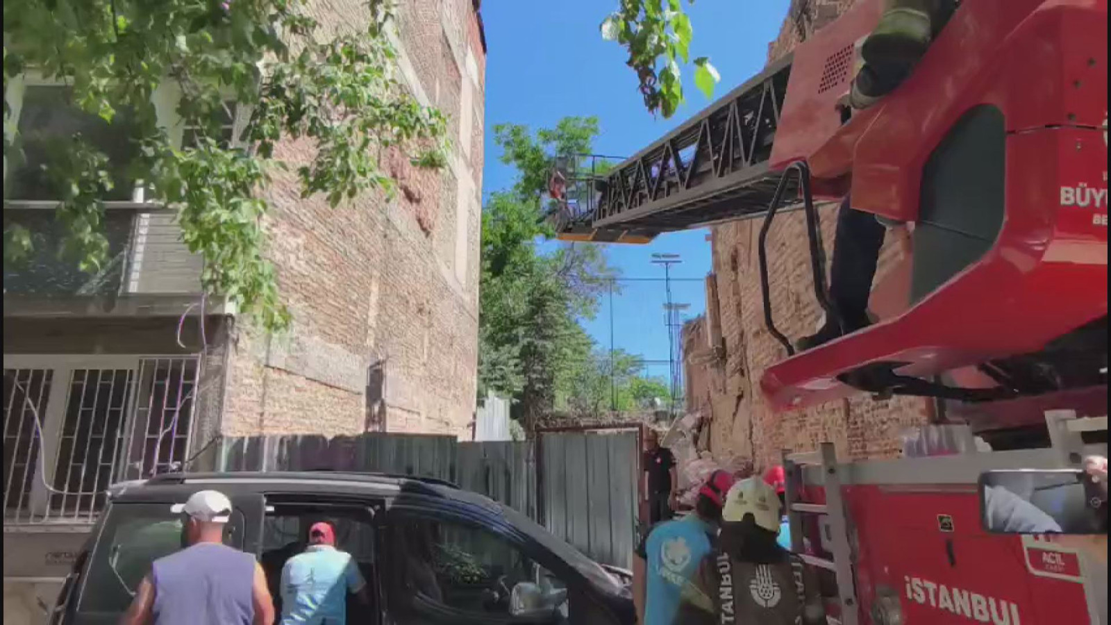 Kadıköy'de yıkımı yapılan binada kısmi çökme; 2 işçi kurtarıldı