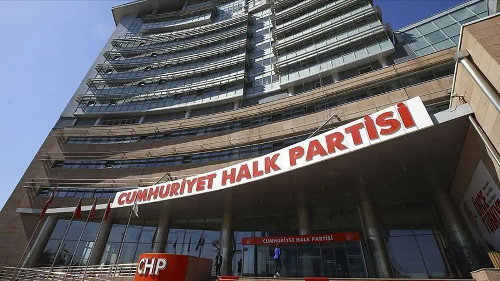 CHP'de 26 il başkanı görevden alındı