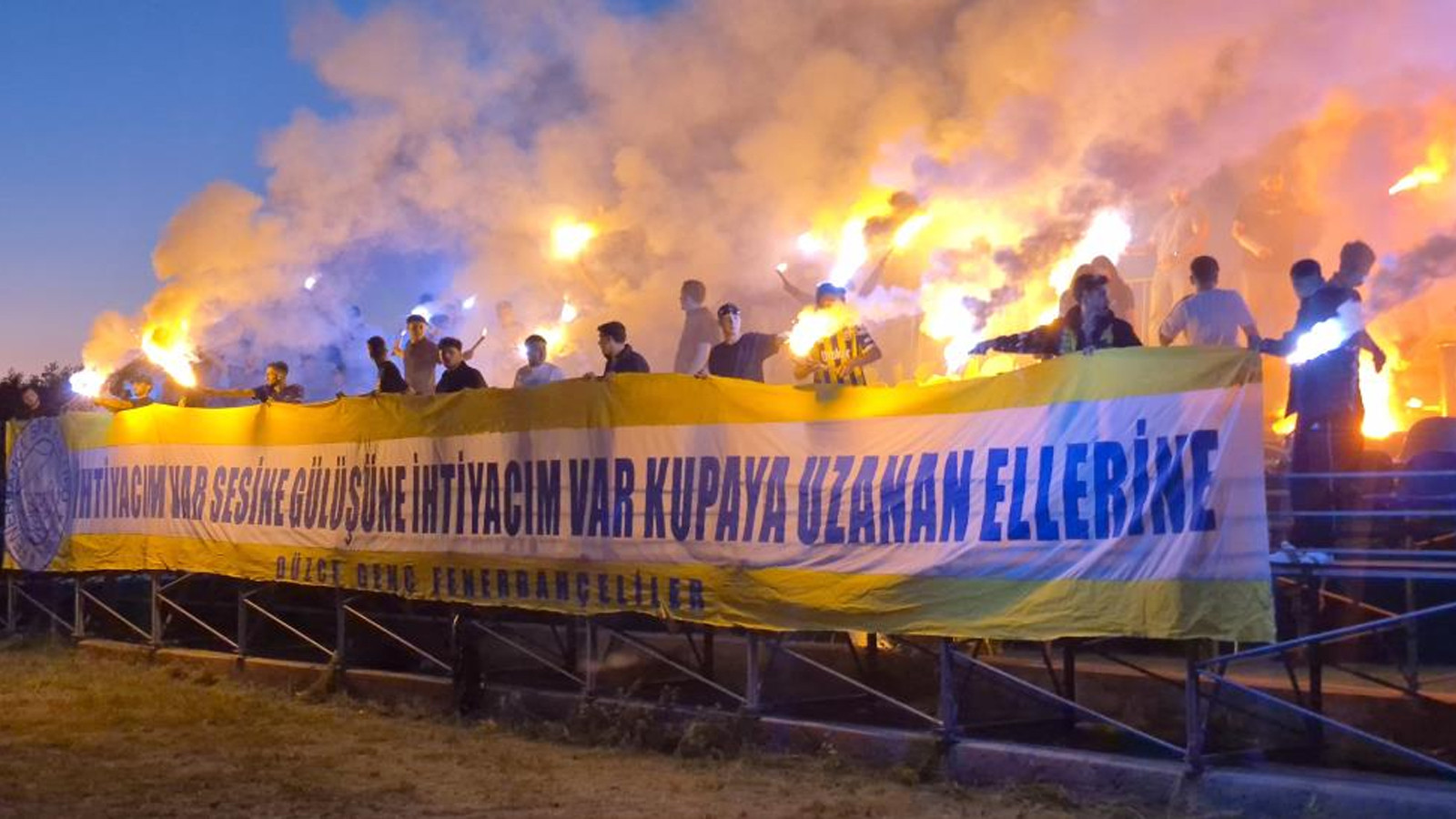 Fenerbahçe Futbolcularına Taraftarlardan Akşam Sürprizi