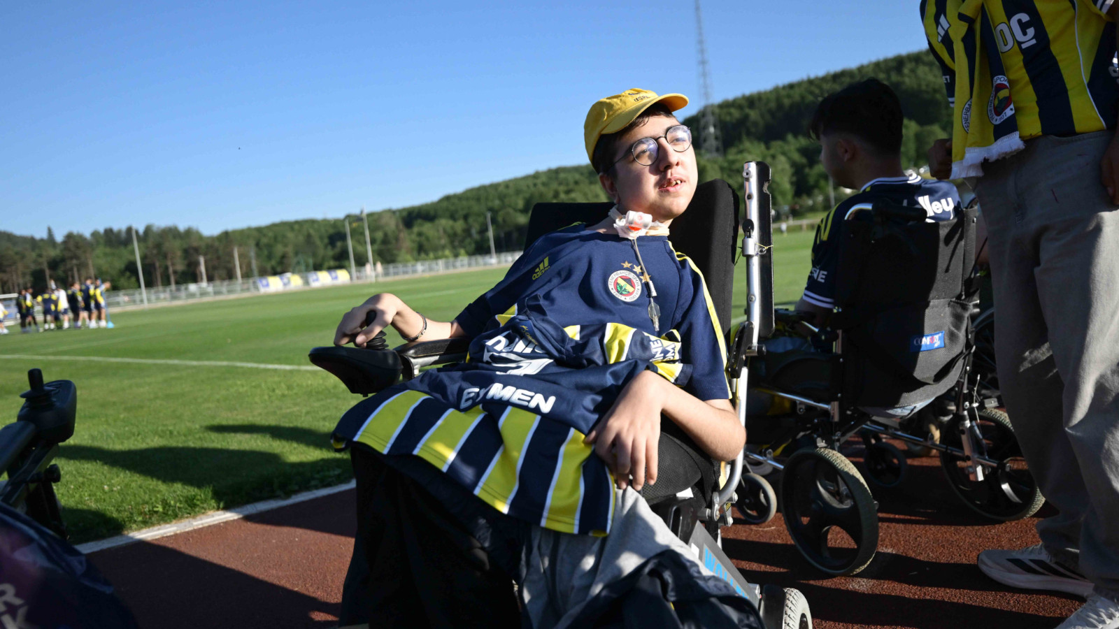 SMA hastası Yusuf Eymen, Fenerbahçe kampını ziyaret etti