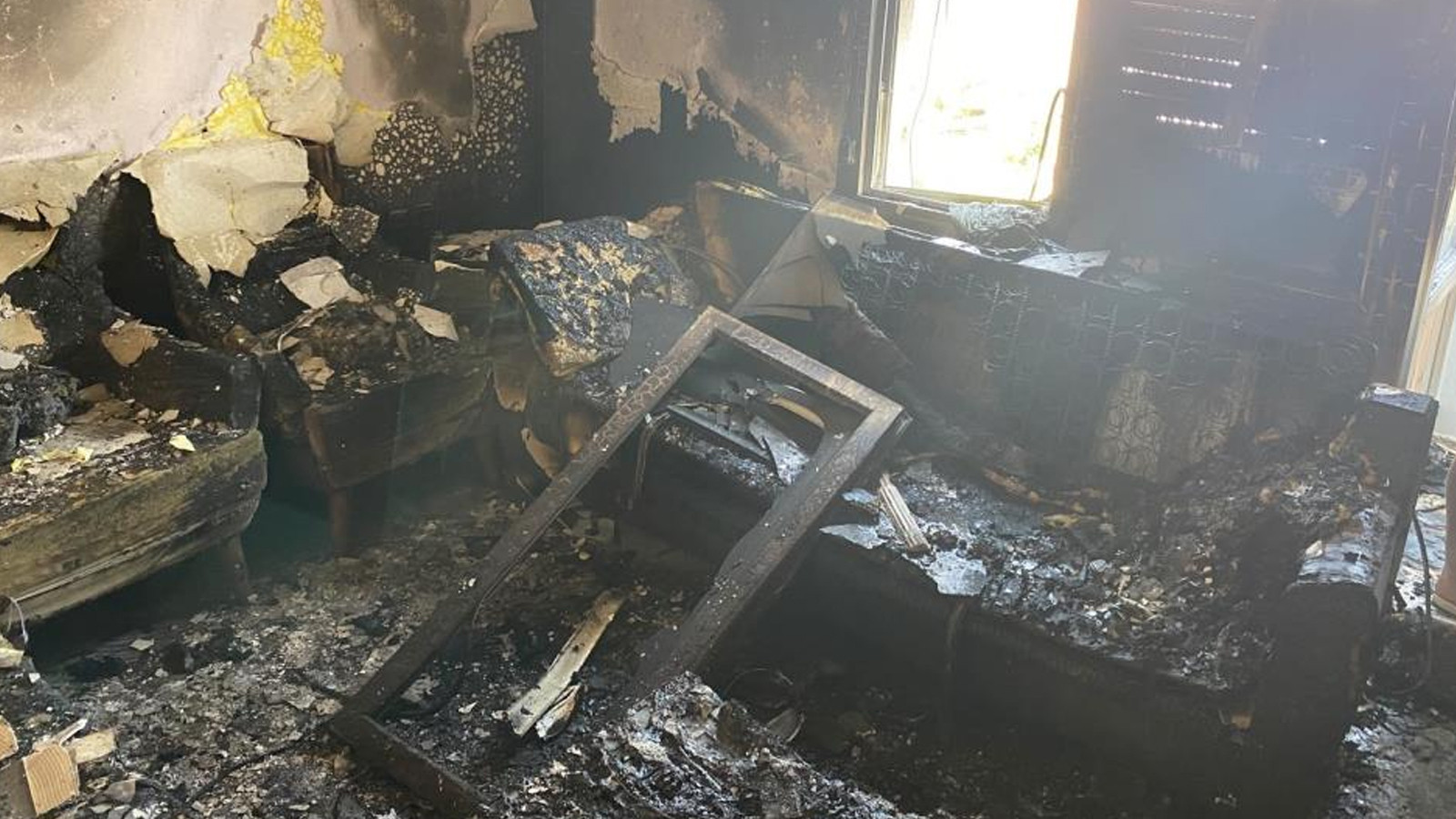 Manisa’da korkutan yangın: Ev kullanılamaz hale geldi