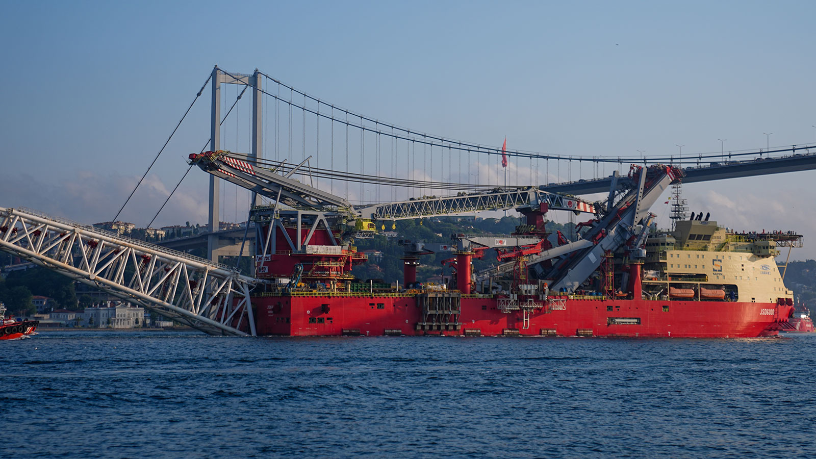 Doğalgaz boru hattı döşeme platformu İstanbul Boğazı'ndan geçiş yaptı