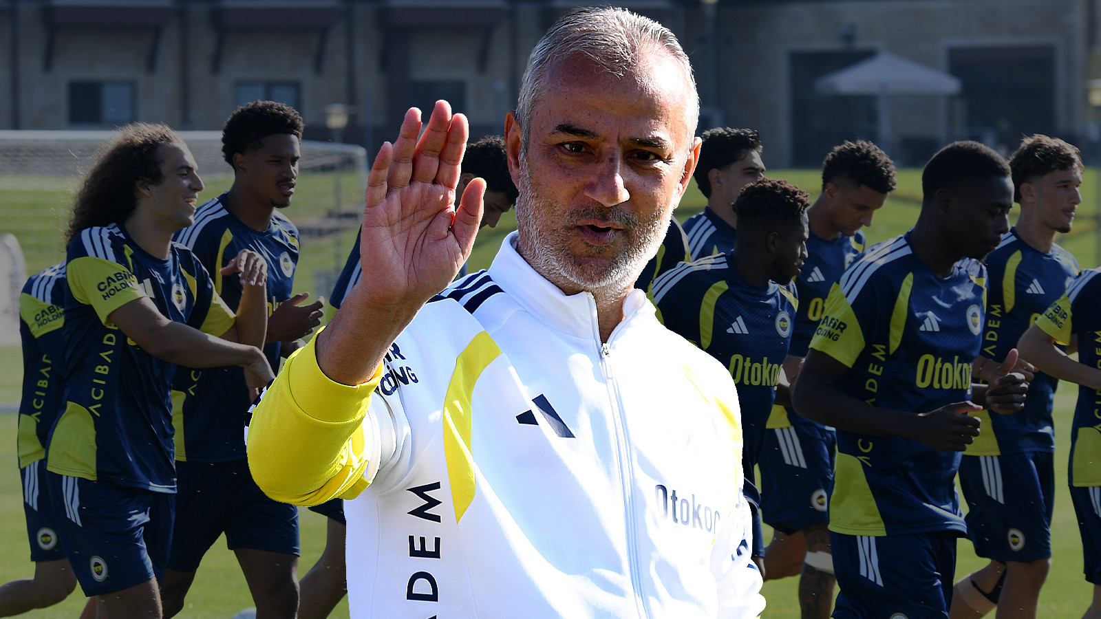 Fenerbahçe'de İsmail Kartal'ın kadro dışı bıraktığı 8 futbolcu belirlendi