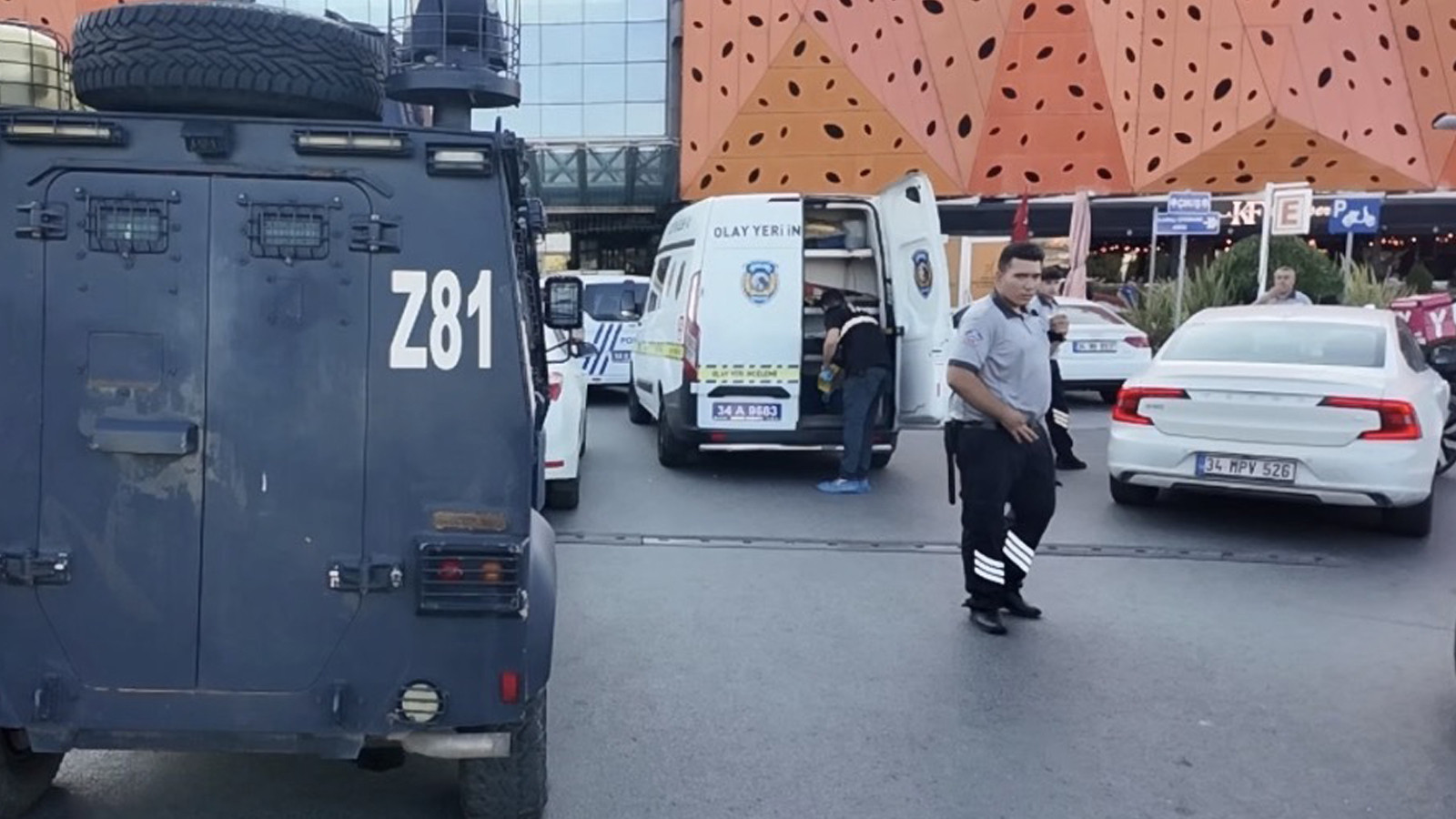 Ümraniye'de alışveriş merkezinde silahlı saldırı: 2 yaralı