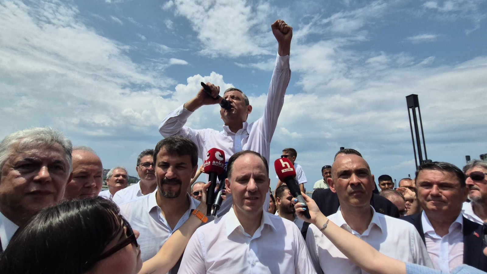 Özgür Özel: Sokakta Halkla Buluşmak İktidarın Göstergesidir