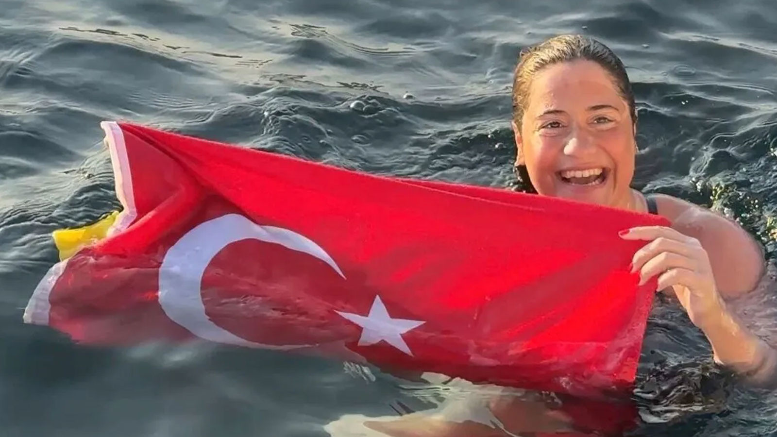 Ultra maraton yüzücüsü Aysu Türkoğlu, Tsugaru Kanalı'nı geçen en genç Türk oldu