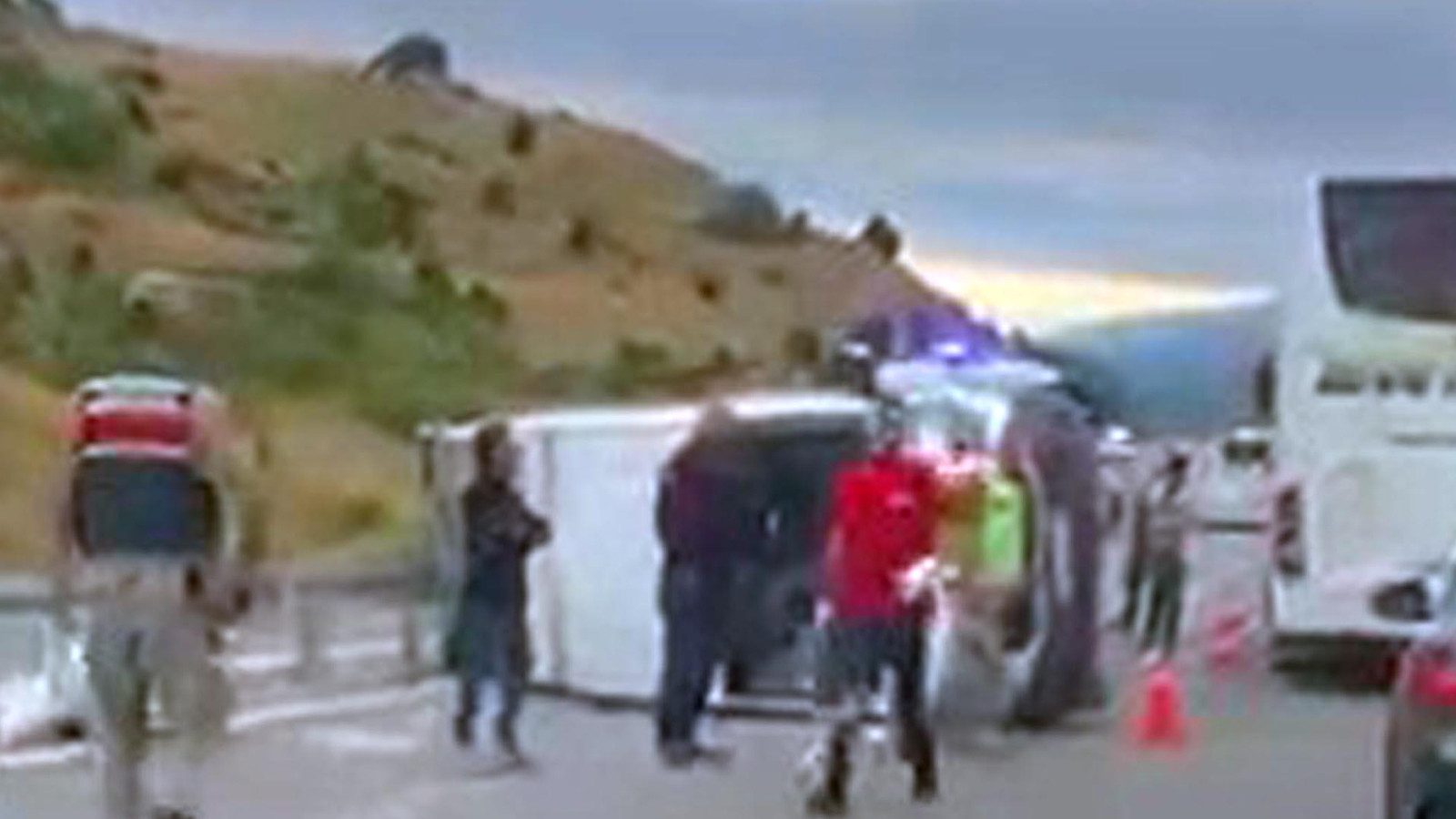 Erzincan'da Minibüs Devrildi: 16 Yaralı, 6'sı Çocuk