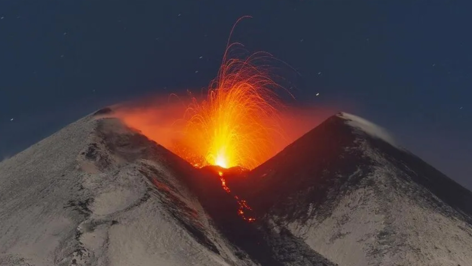 İtalya'da Etna Yanardağı Yeniden Kül Püskürttü