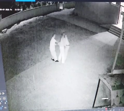 Camide uygunsuz yakalanan çift imamı dövdü - Resim : 1