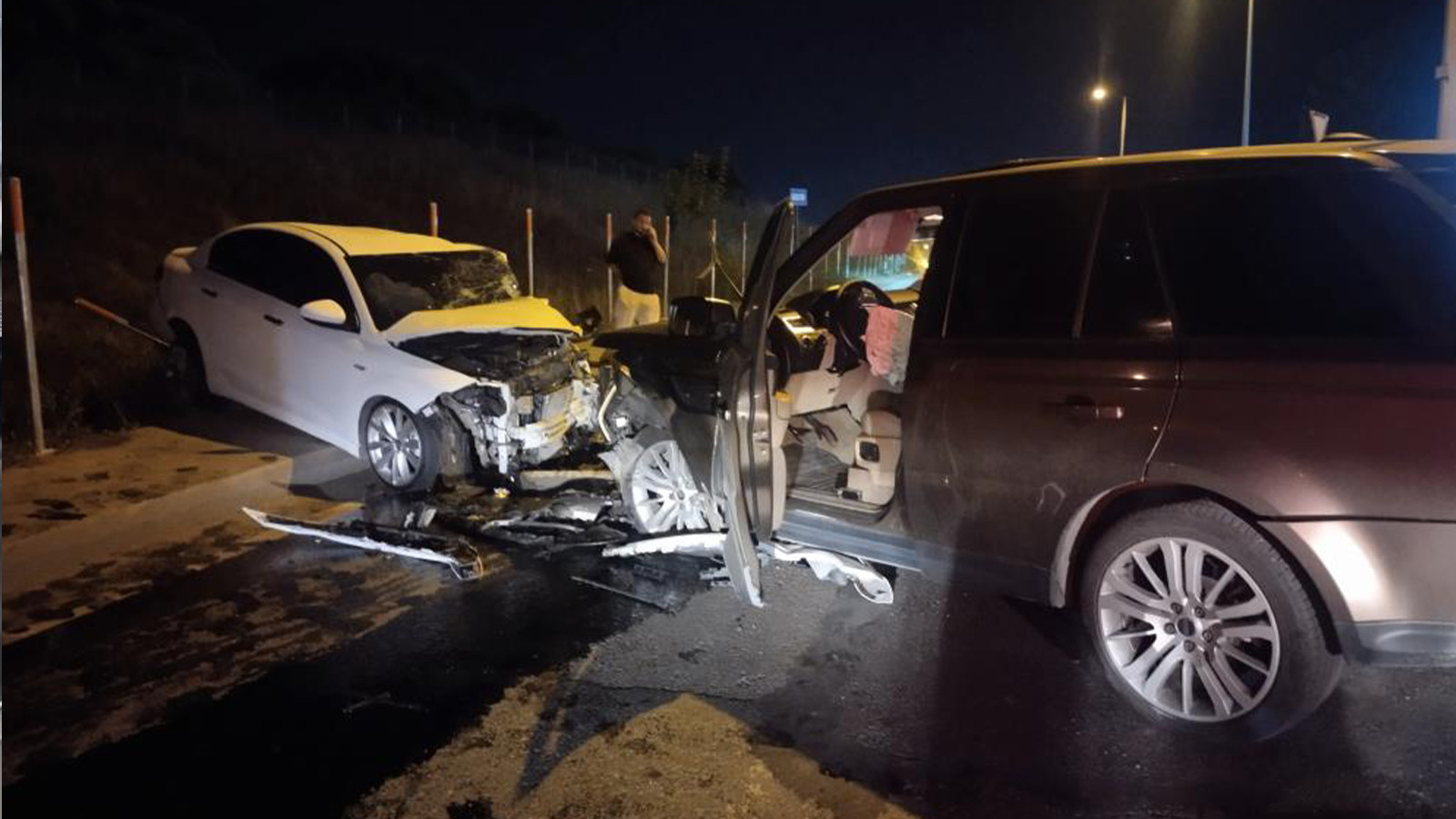 Sancaktepe'de ters yöne giren otomobil 2 araca çarptı: 5 yaralı