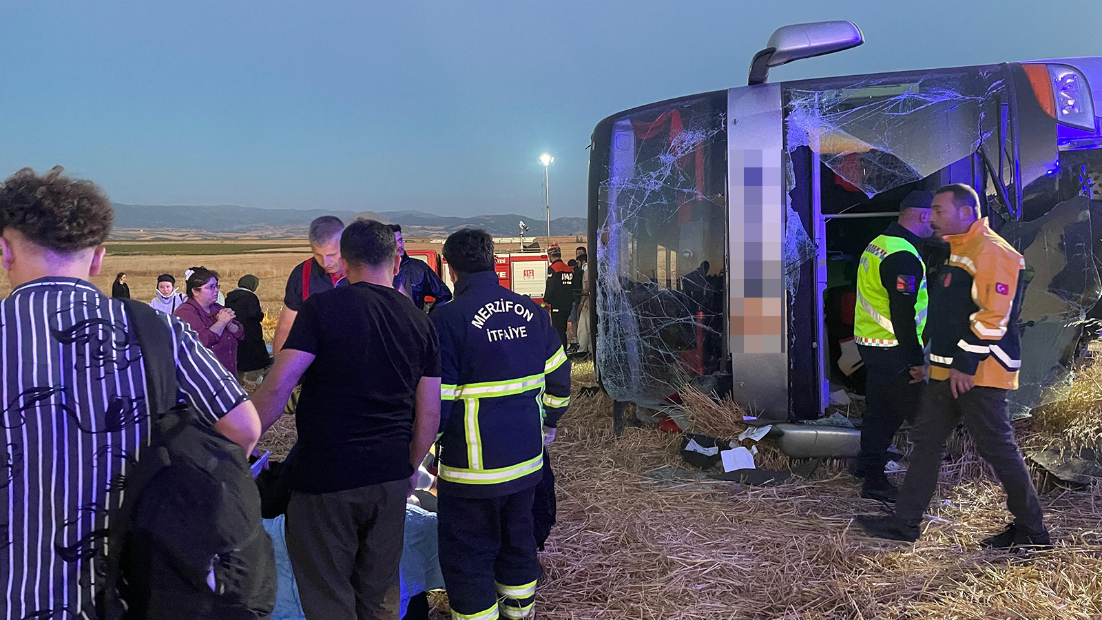 Amasya'da çift katlı otobüs devrildi: 46 yaralı