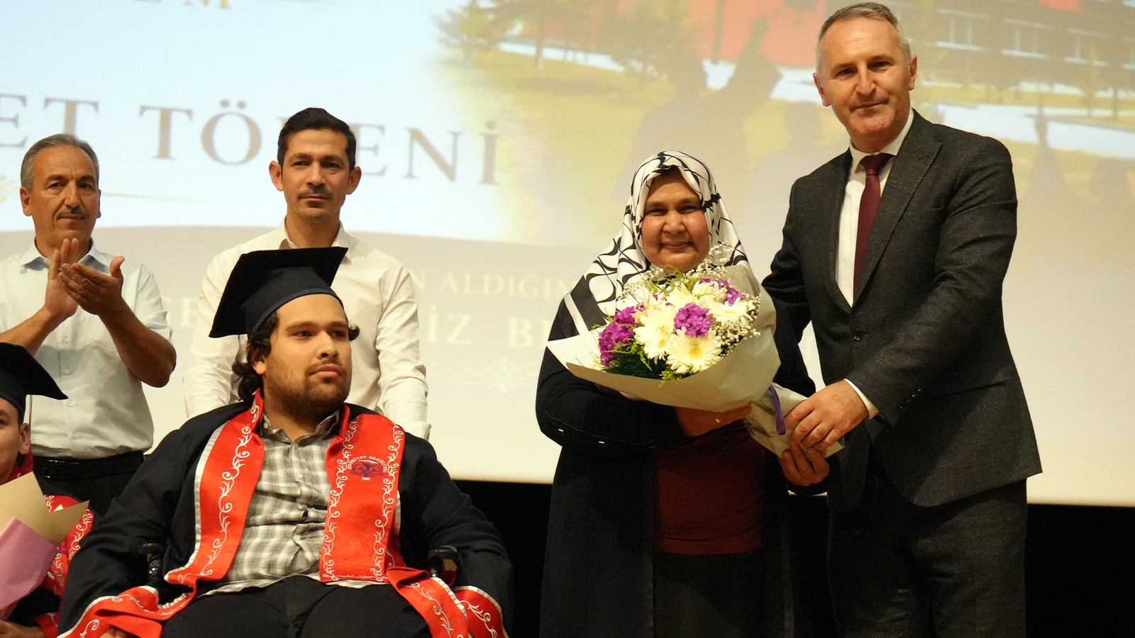 Annesinin Büyük Desteğiyle Okuduğu Üniversiteden Dereceyle Mezun Oldu