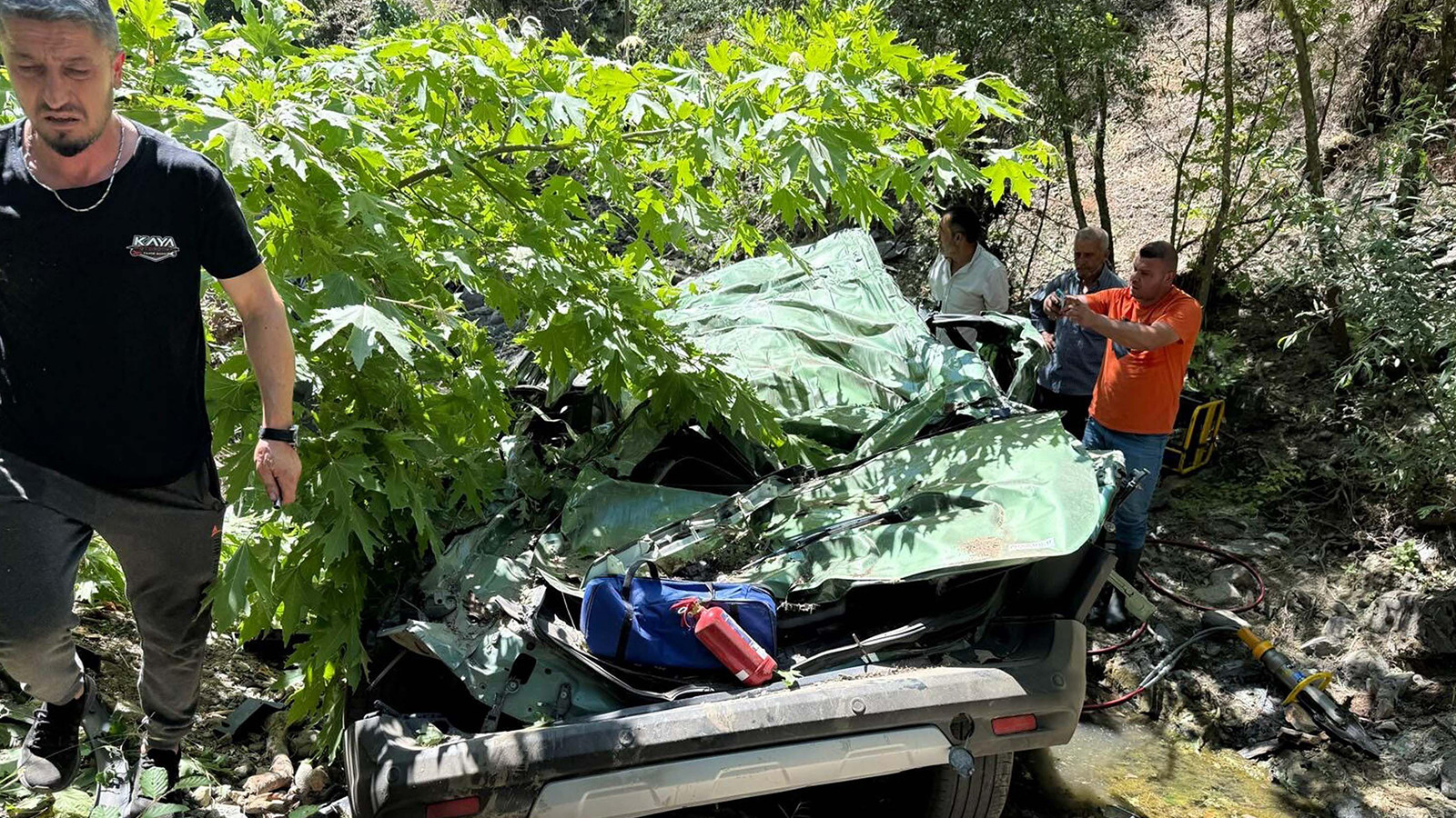 Dereye devrilen araç hurdaya döndü: 2 ölü