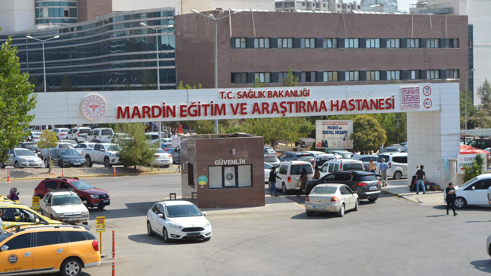 Damda uyuyan kız çocuğuna mermi isabet etti; ağır yaralandı