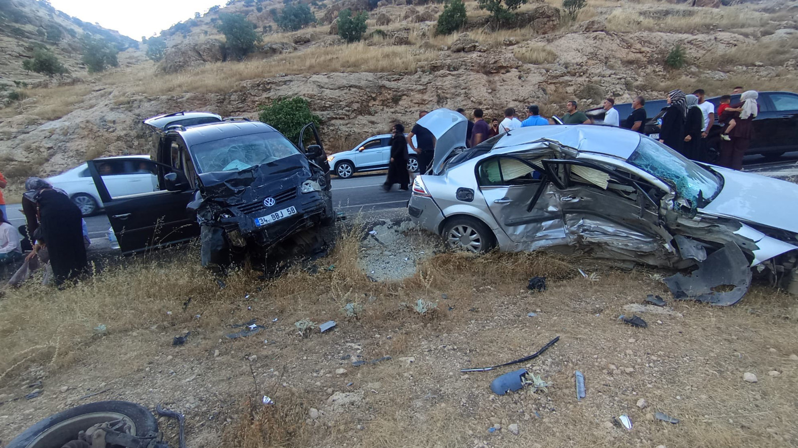 Mardin’de iki otomobil çarpıştı: 1 bebek öldü, çok sayıda yaralı var
