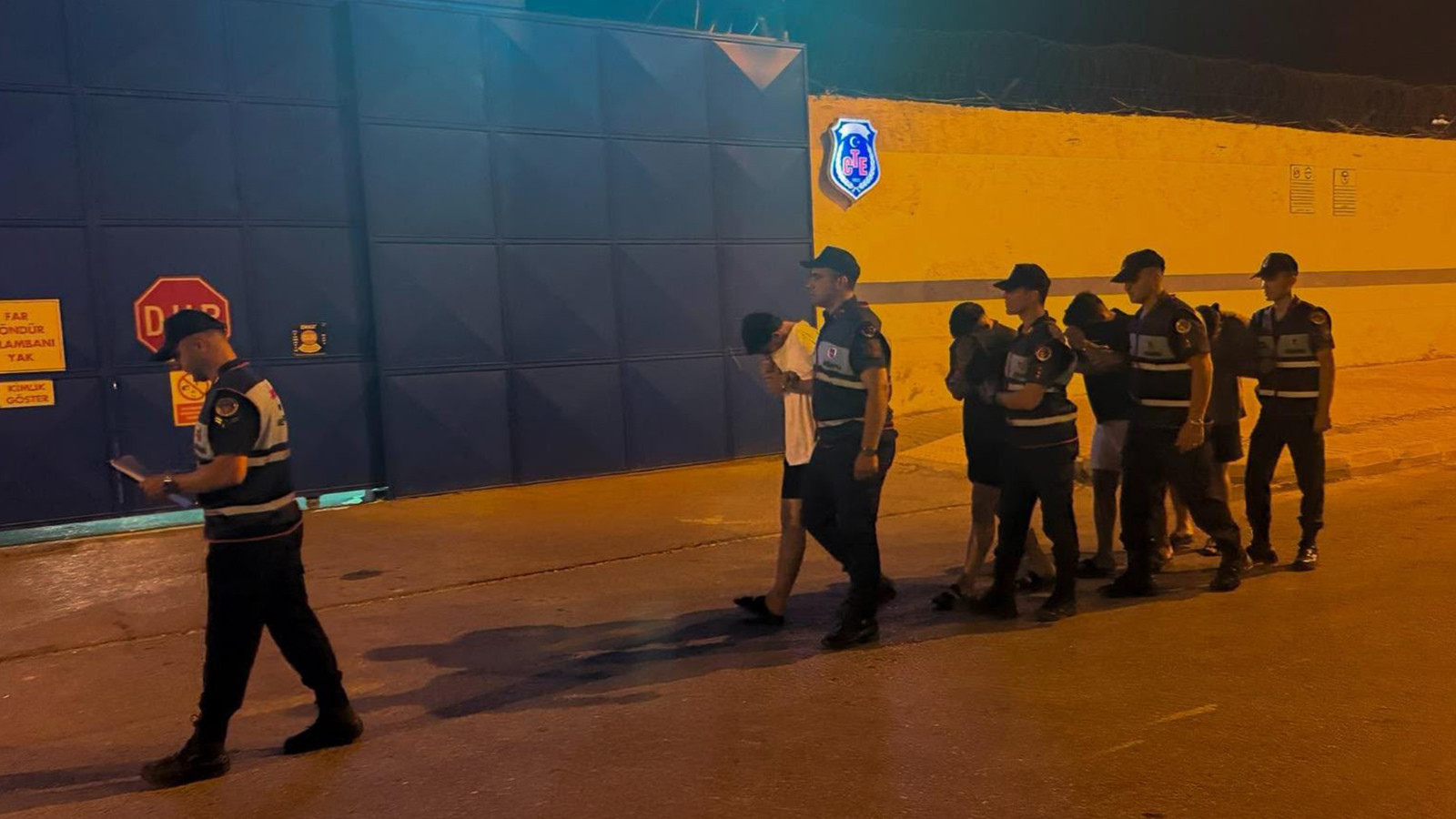 Polis merkezinin camını kıran 4 şüpheli tutuklandı