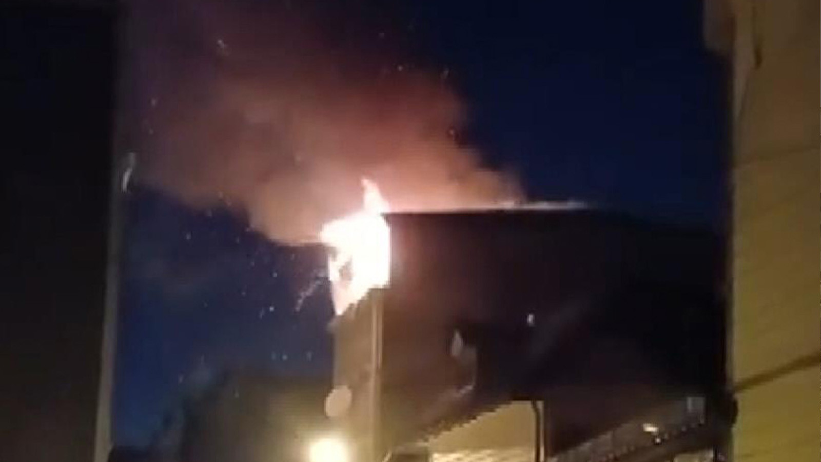 Fatih'te gece yarısı yangın paniği: Bir itfaiye eri hastaneye kaldırıldı
