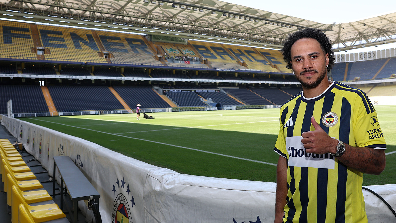 Fenerbahçe'nin yeni transferi Shane Larkin, Chobani Stadyumu'nu gezdi