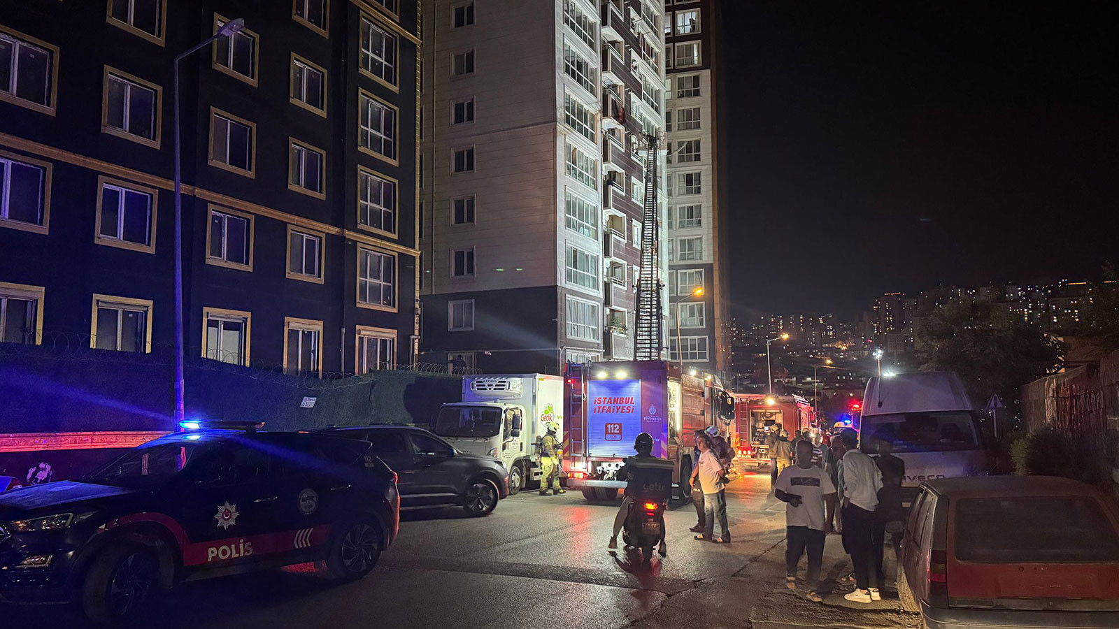 Esenyurt'ta 14 Katlı Binada Yangın Korkusu: 13 Kişi Kurtarıldı