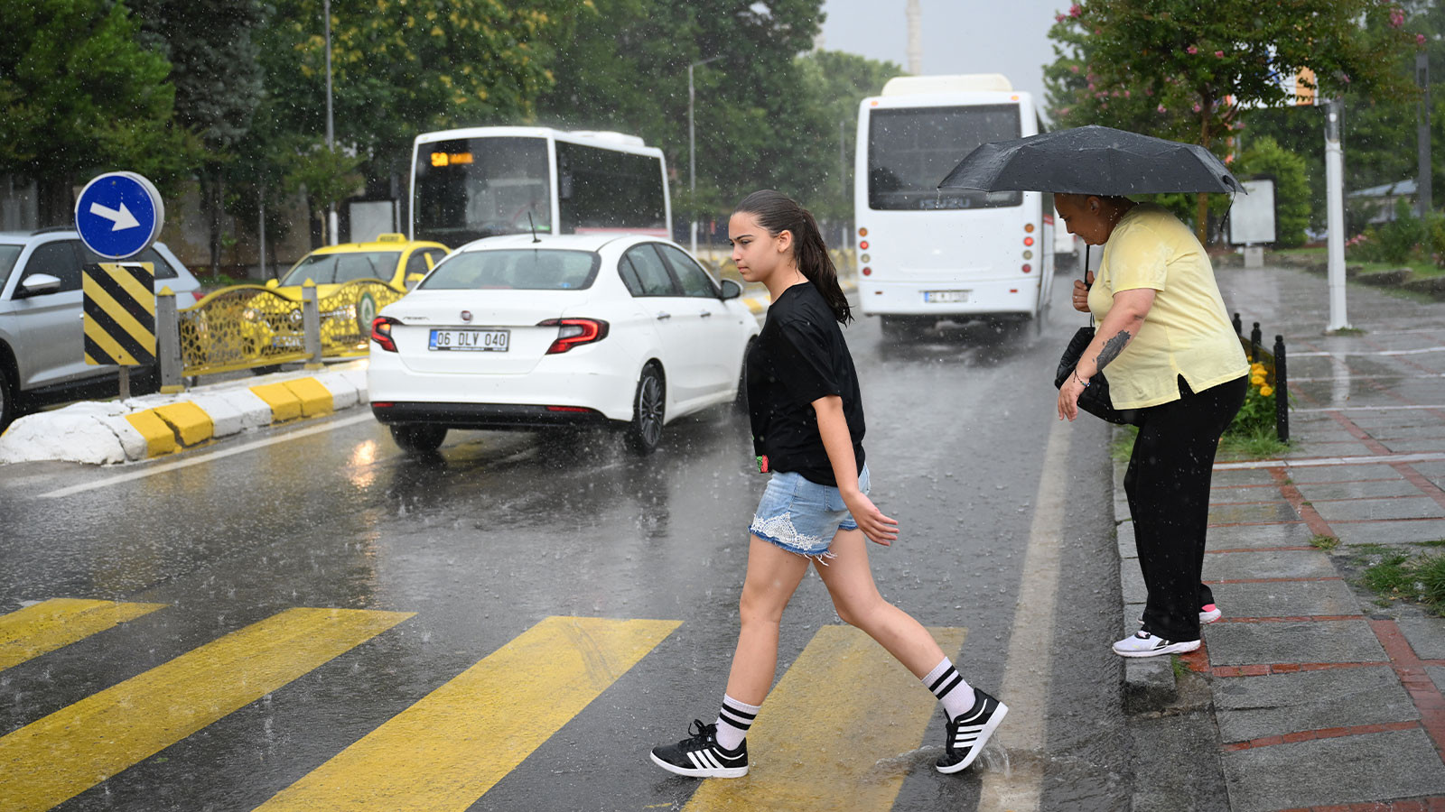 Kavurucu sıcaklar yerini sağanak yağışa bırakıyor! 35 il için sarı ve turuncu kodlu uyarı