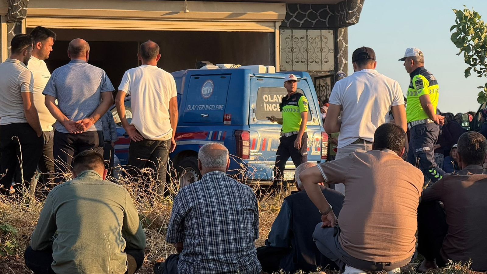 Gaziantep’te katliam gibi kaza: Otomobil evin önünde oturanların arasına daldı