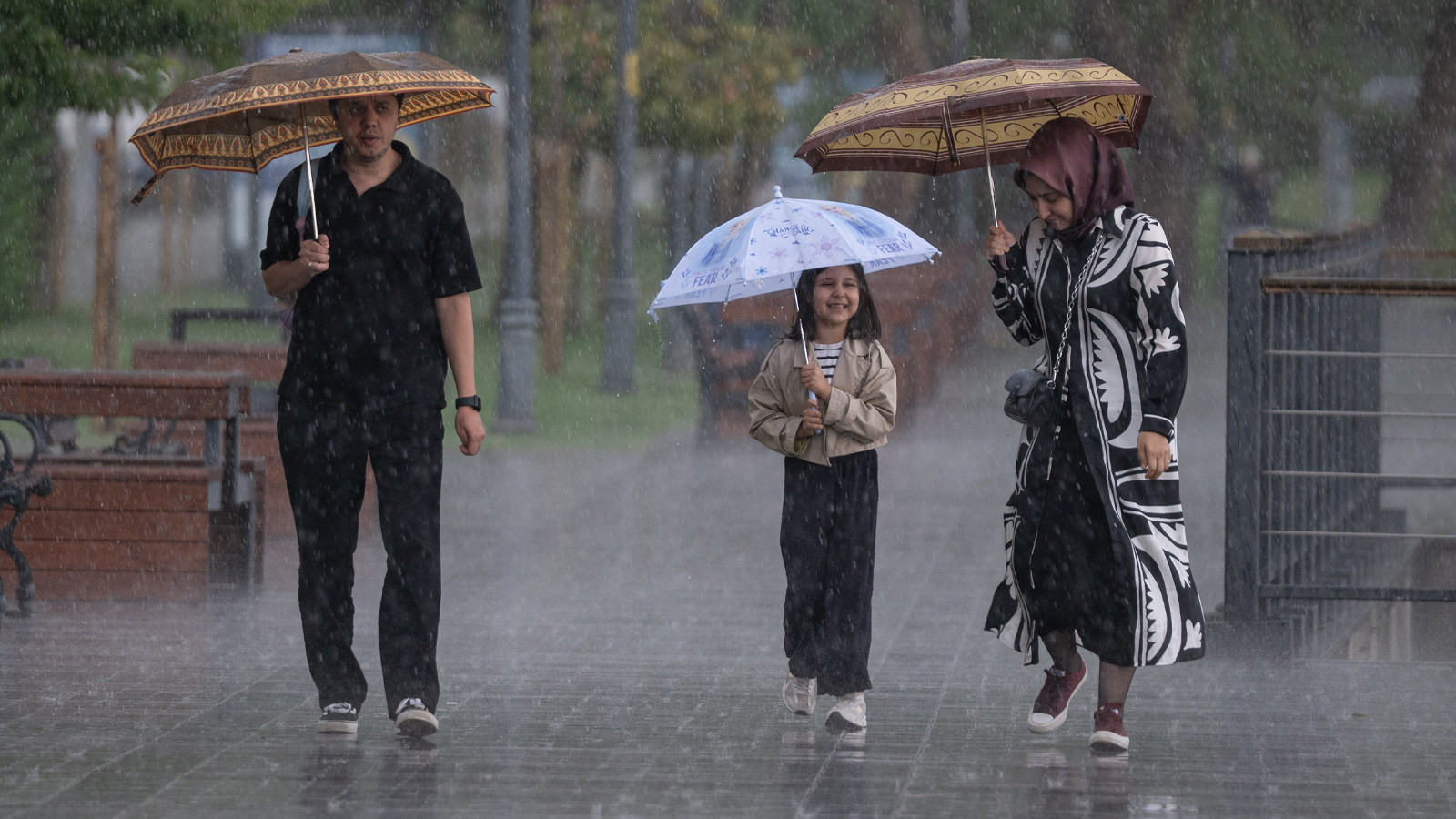 Meteoroloji'den 40 kentimiz için uyarı geldi: Bugün sağanak yağış ve fırtına var
