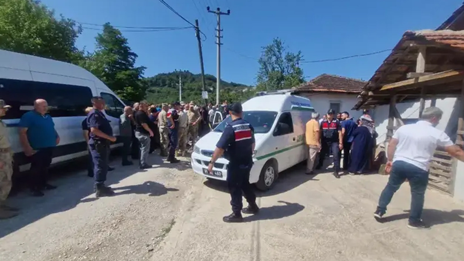 Tarlada Karşılaştığı Yengesini Vurdu