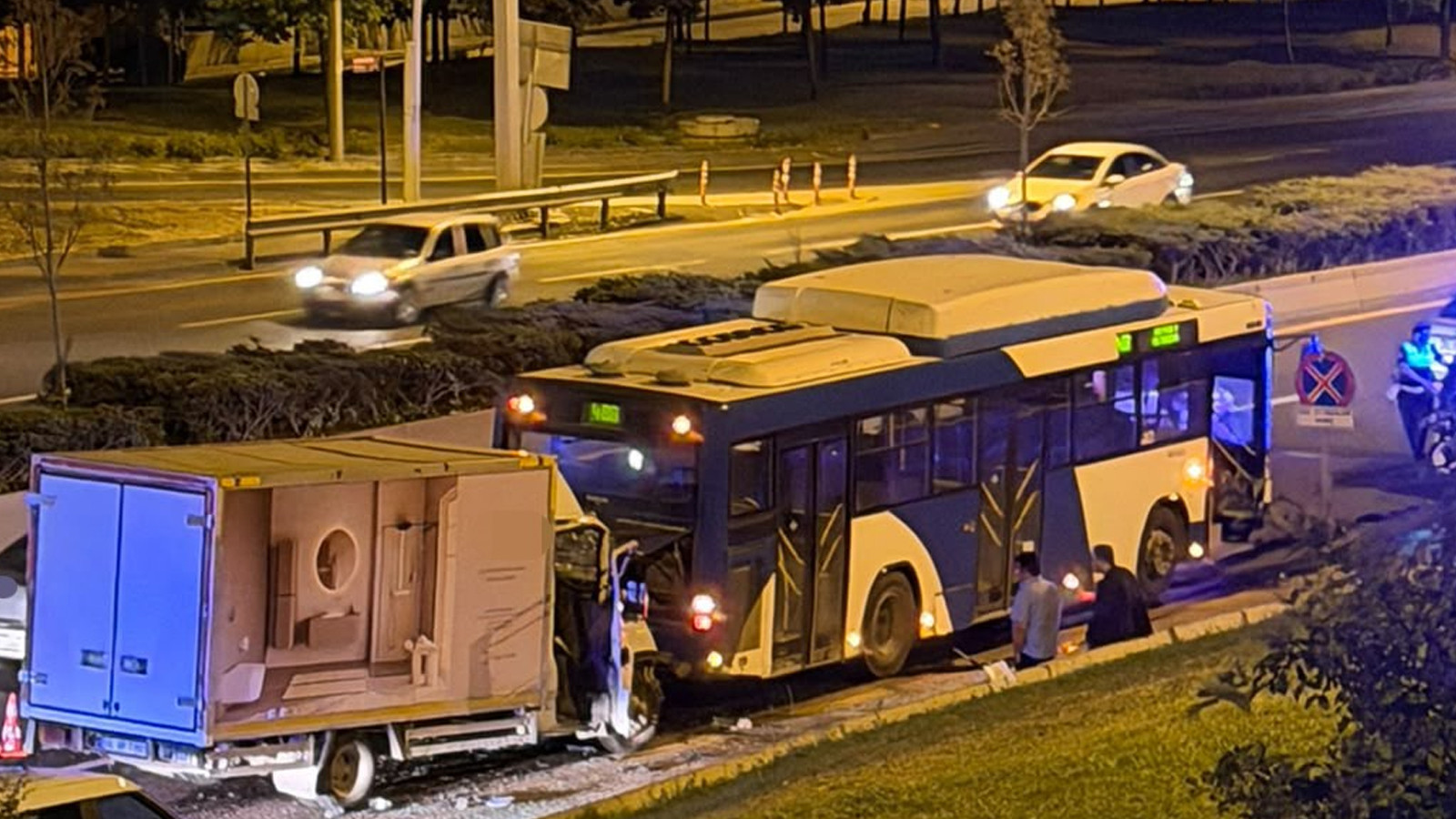 Ankara'da kamyonet EGO otobüsüne çarptı