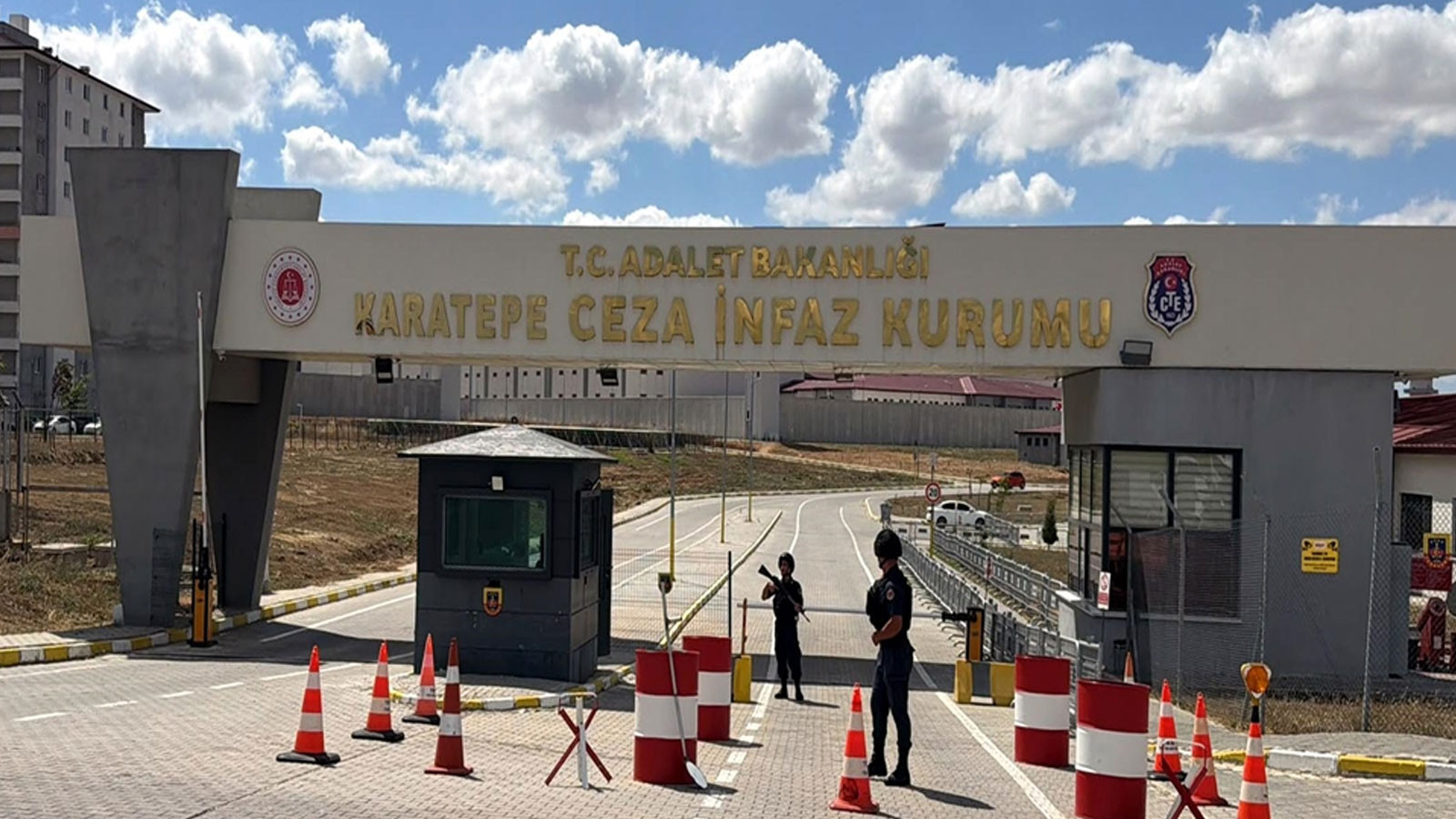 Üsküdar Belediye Başkanı ve Gazeteci Tutuklandı