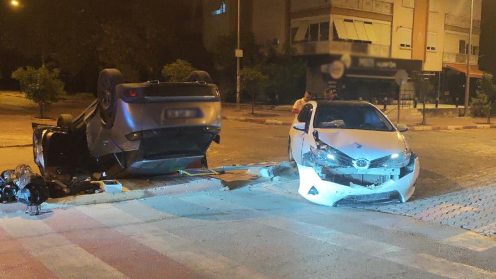 Antalya'da mucize gibi kurtuluş: Çarpışmanın etkisiyle ters dönen araçtan hafif yaralı çıktılar