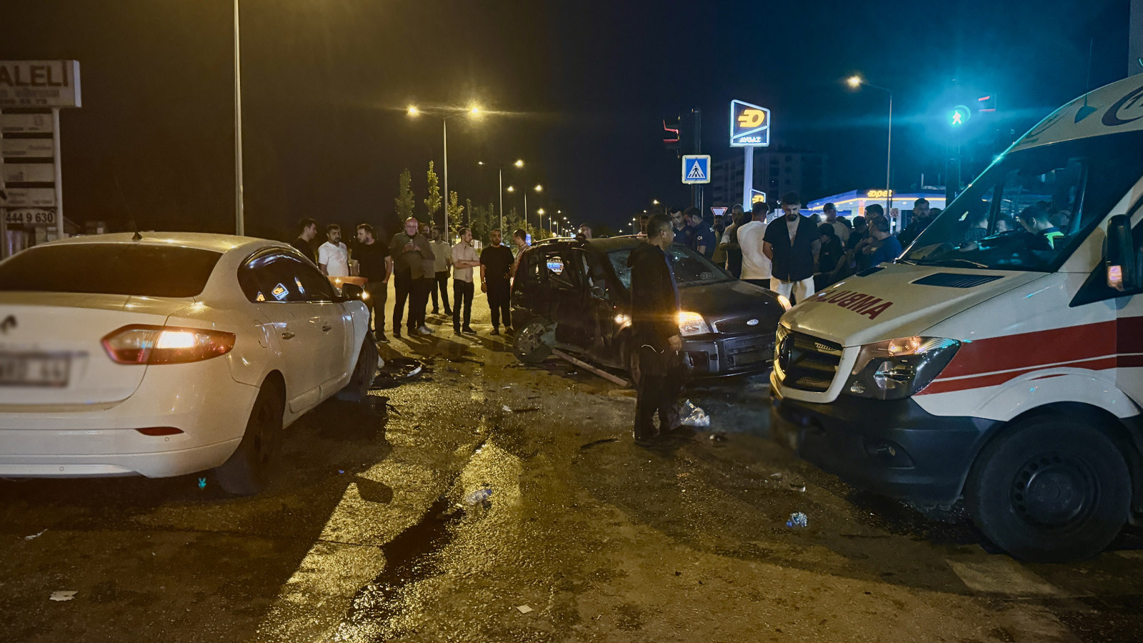 Bursa'da otomobiller çarpıştı: Çok sayıda kişi yaralandı