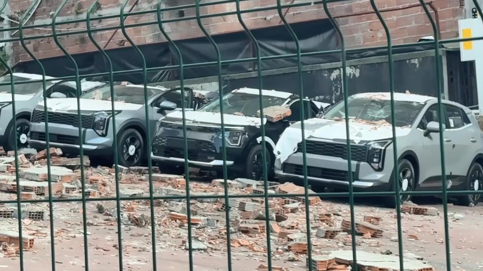 Kağıthane'de Duvar Çökmesi Sonucu Otoparktaki Araçlarda Maddi Hasar Oluştu