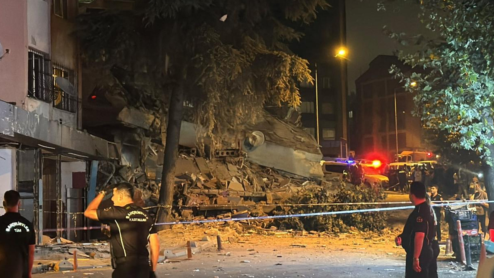 İstanbul Bahçelievler'de 4 Katlı Bina Yıkıldı