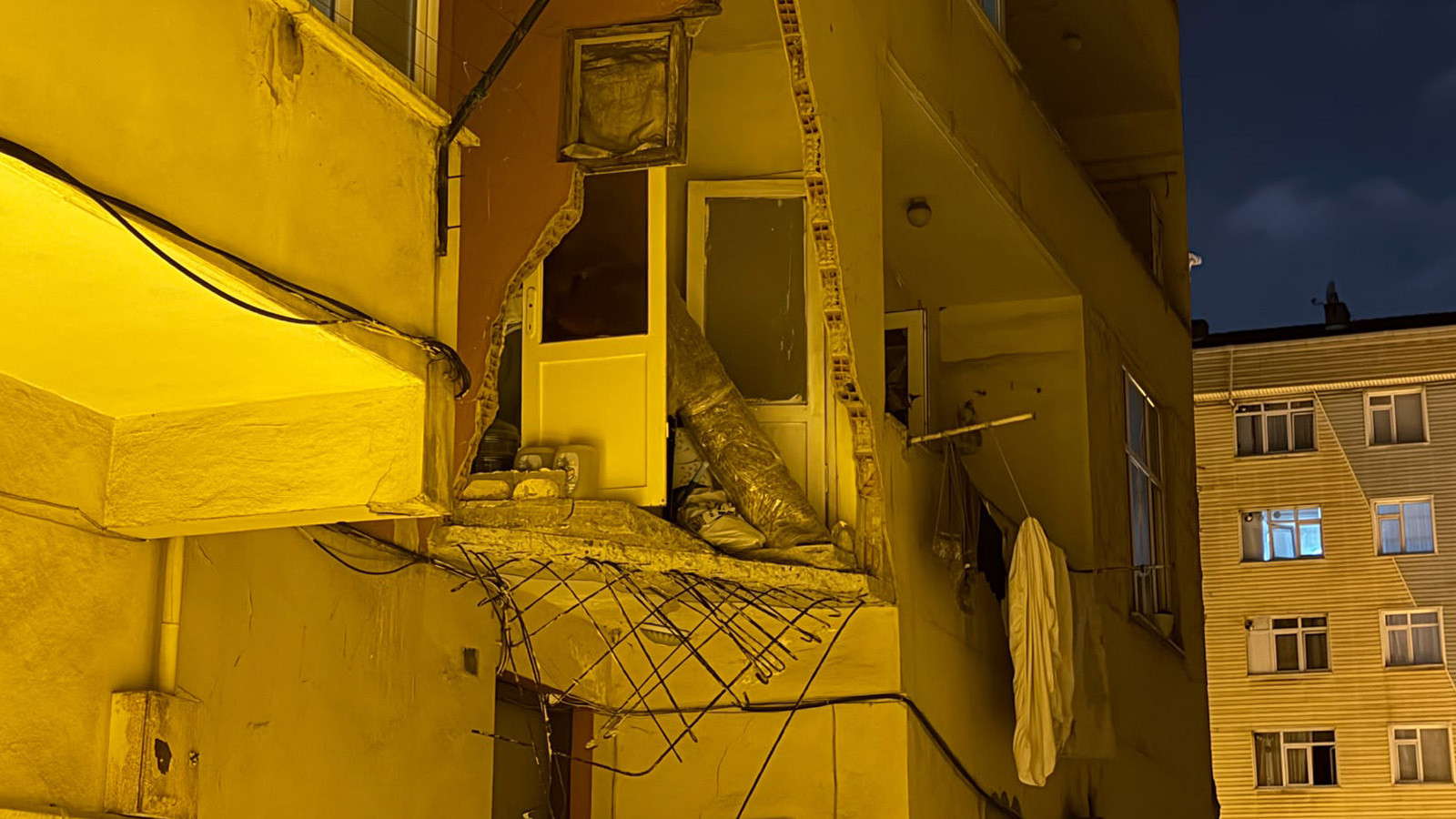 Gece vakti kabusu yaşadılar! Balkon bir anda çöktü; bina tahliye edildi