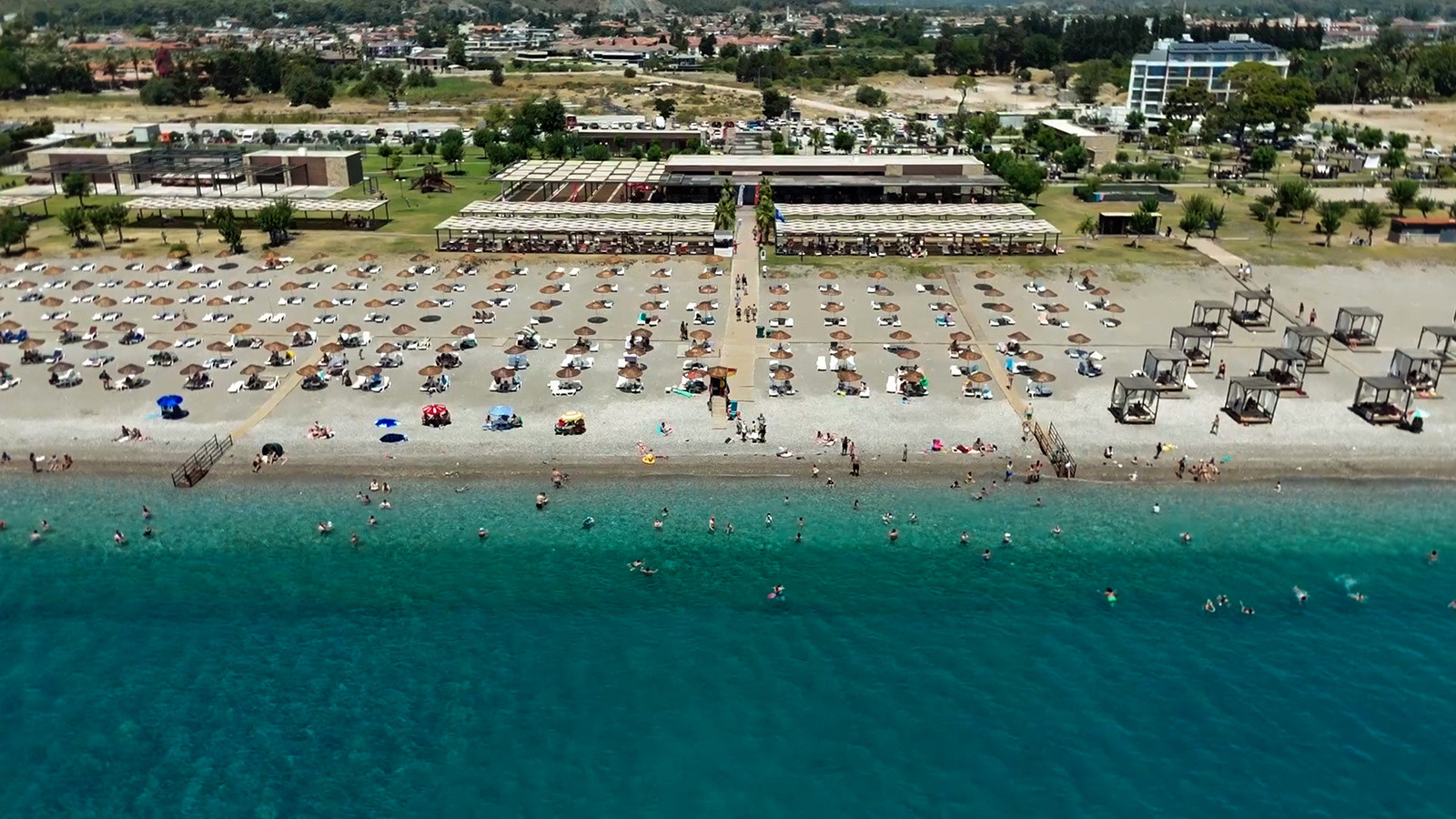 Tatilciler Antalya halk plajlarında 'ücretsiz' deniz keyfi yaşıyor