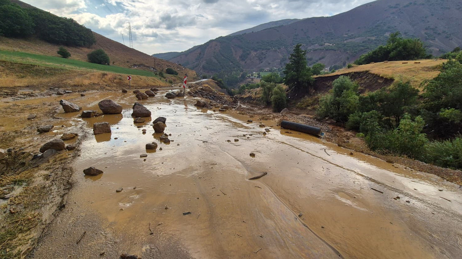Bingöl'de Heyelan Nedeniyle Yedisu-Karlıova Yolu Ulaşıma Kapandı