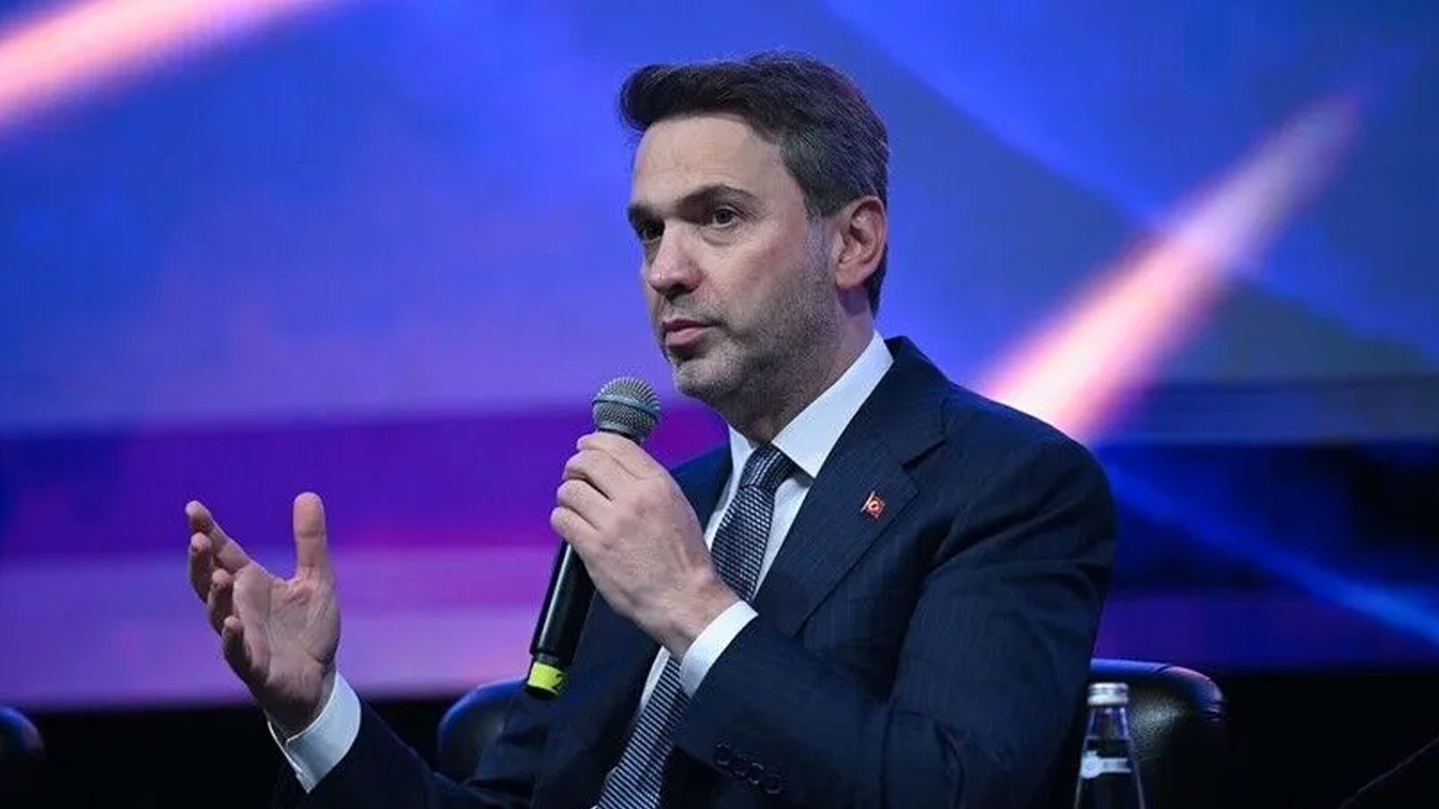 Bakan Bayraktar, Türkiye'nin ilk deniz üstü rüzgar ihalesini duyurdu