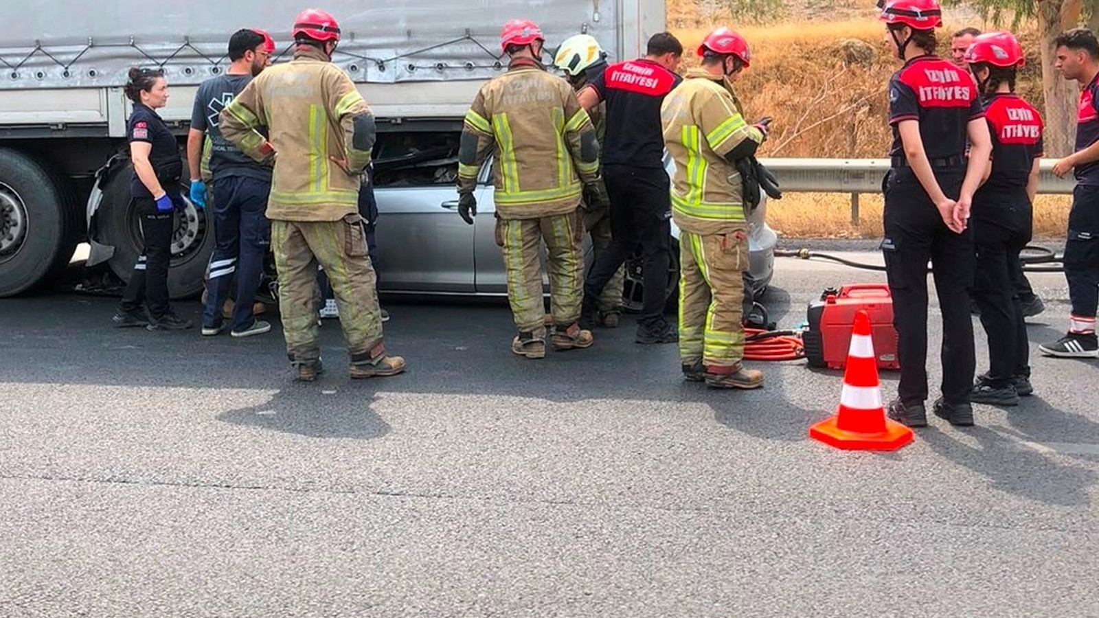 İzmir’de feci kaza: Tıra çarpan otomobilin sürücüsü hayatını kaybetti