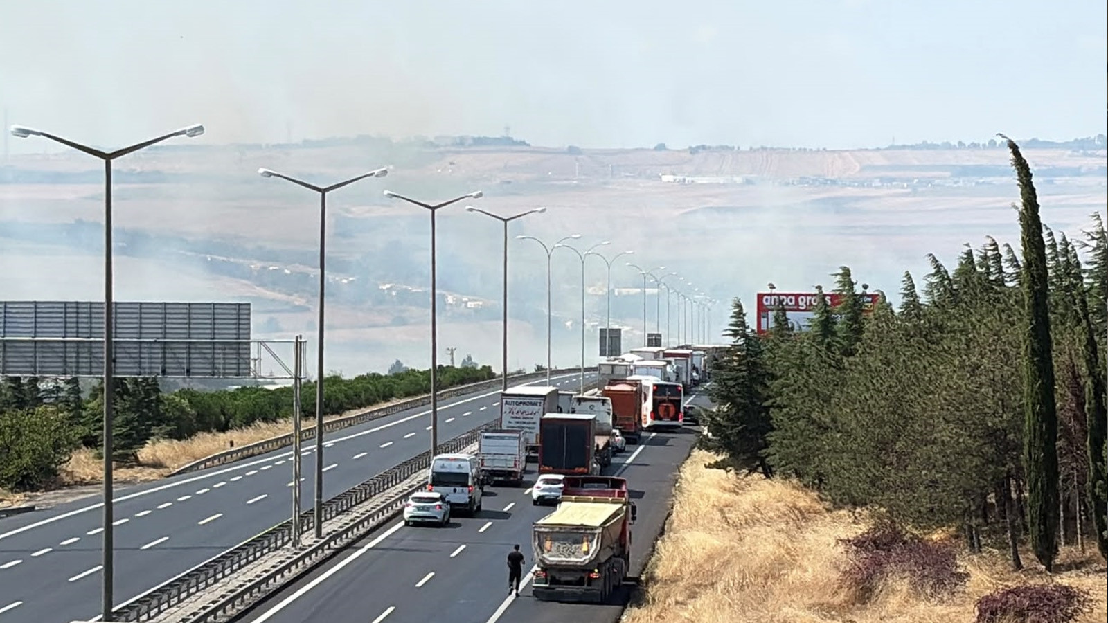 Silivri'de Otluk Alanda Çıkan Yangın Söndürüldü