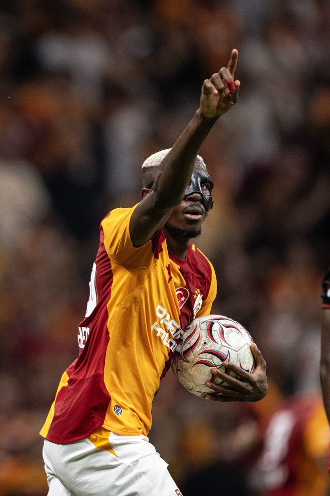 Galatasaray-Fenerbahçe derbisini izleyen Andrea Berta, Victor Osimhen'i istedi - Resim : 3