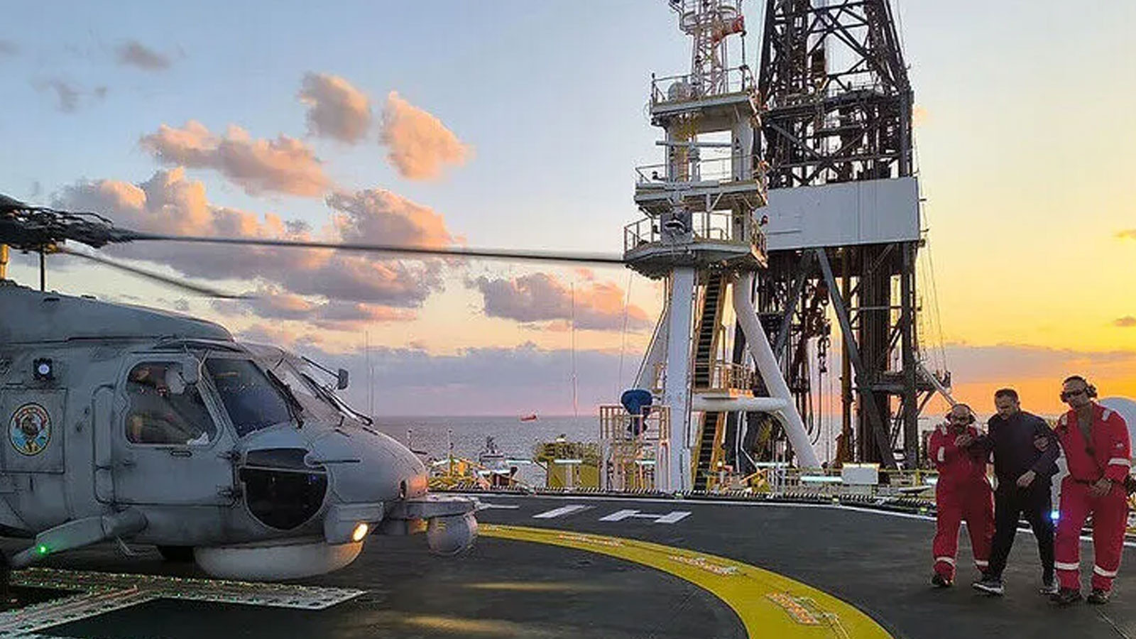 Fatih sondaj gemisinde iş kazası geçiren personel Deniz Kuvvetlerinin helikopteriyle tahliye edildi