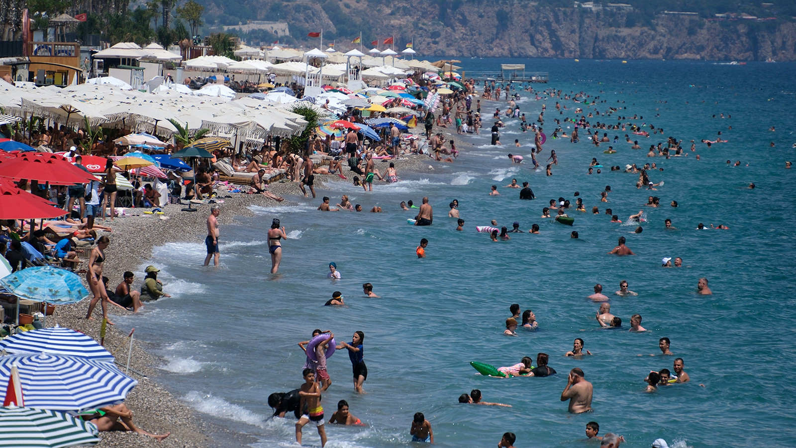 Antalya'da aşırı sıcak bunalttı: Sahillere akın ettiler