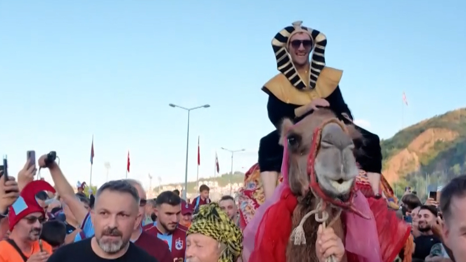 Salah, maça firavun kostümü giyerek deve ile geldi